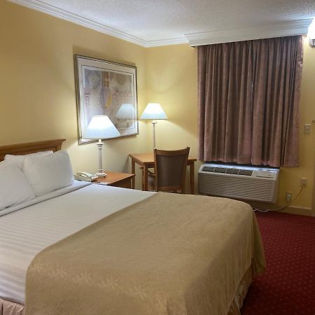Bryson Inn Маунт Еъри Екстериор снимка
