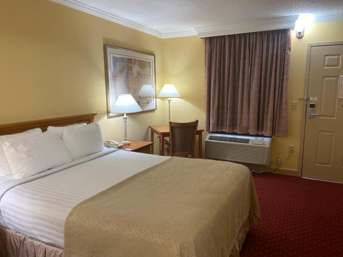 Bryson Inn Маунт Еъри Екстериор снимка
