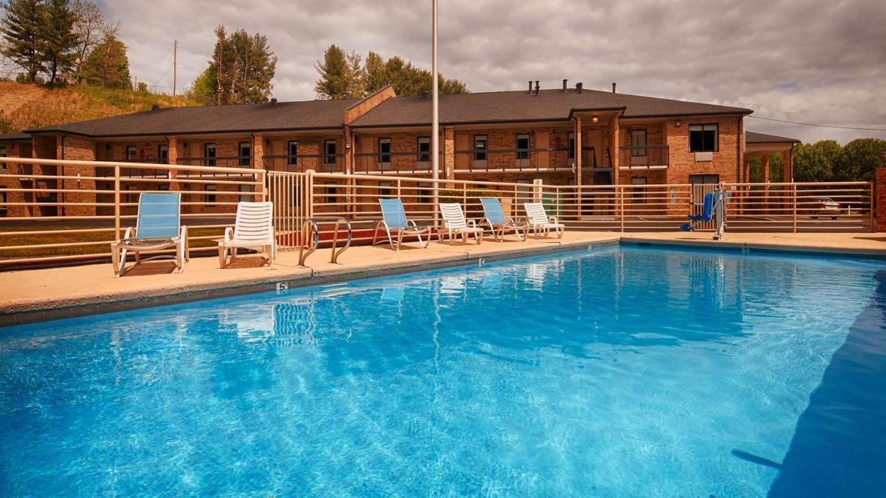 Bryson Inn Маунт Еъри Екстериор снимка